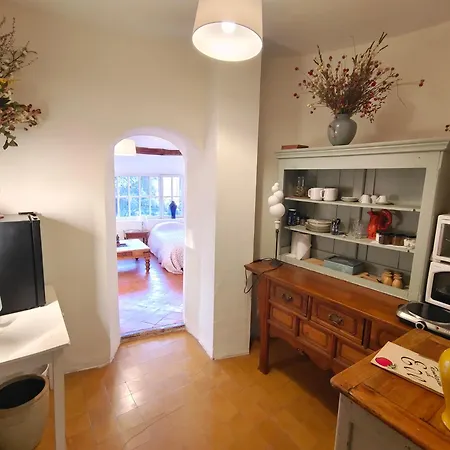 Rue Du Chateau A D'avignon Bed & Breakfast *